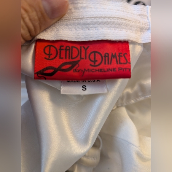 Deadly Dames - Picture 3 of 4